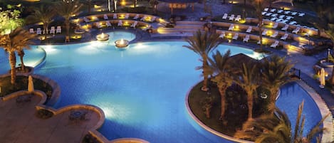 Outdoor pool, pool umbrellas, sun loungers