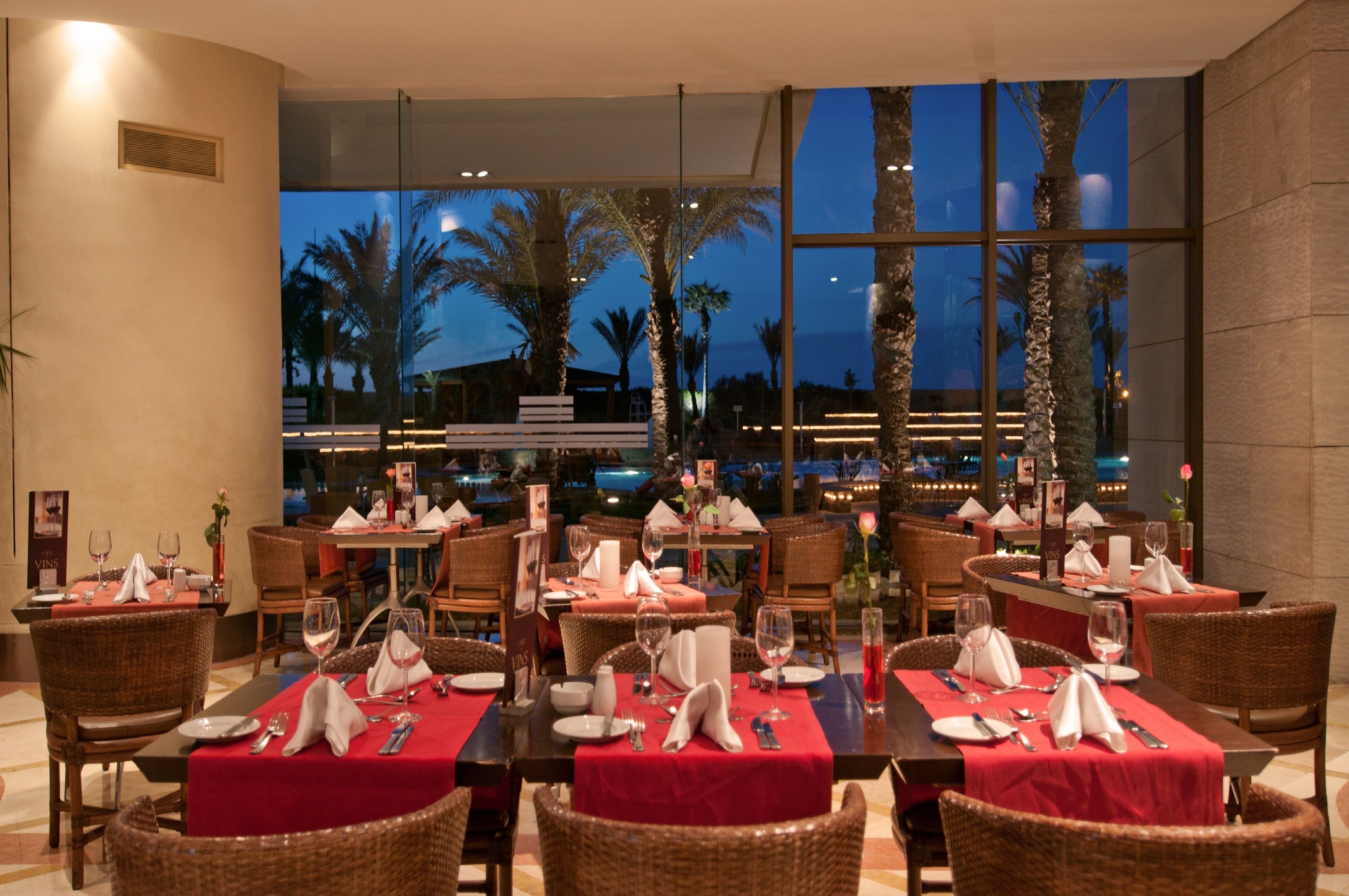 4 restaurants; breakfast, lunch, dinner, and brunch served