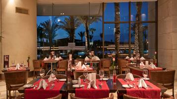 4 restaurants; breakfast, lunch, dinner, and brunch served