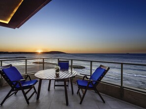 Minibar, in-room safe, desk, laptop workspace - Mövenpick Hotel & Casino Malabata Tanger (Tangier)