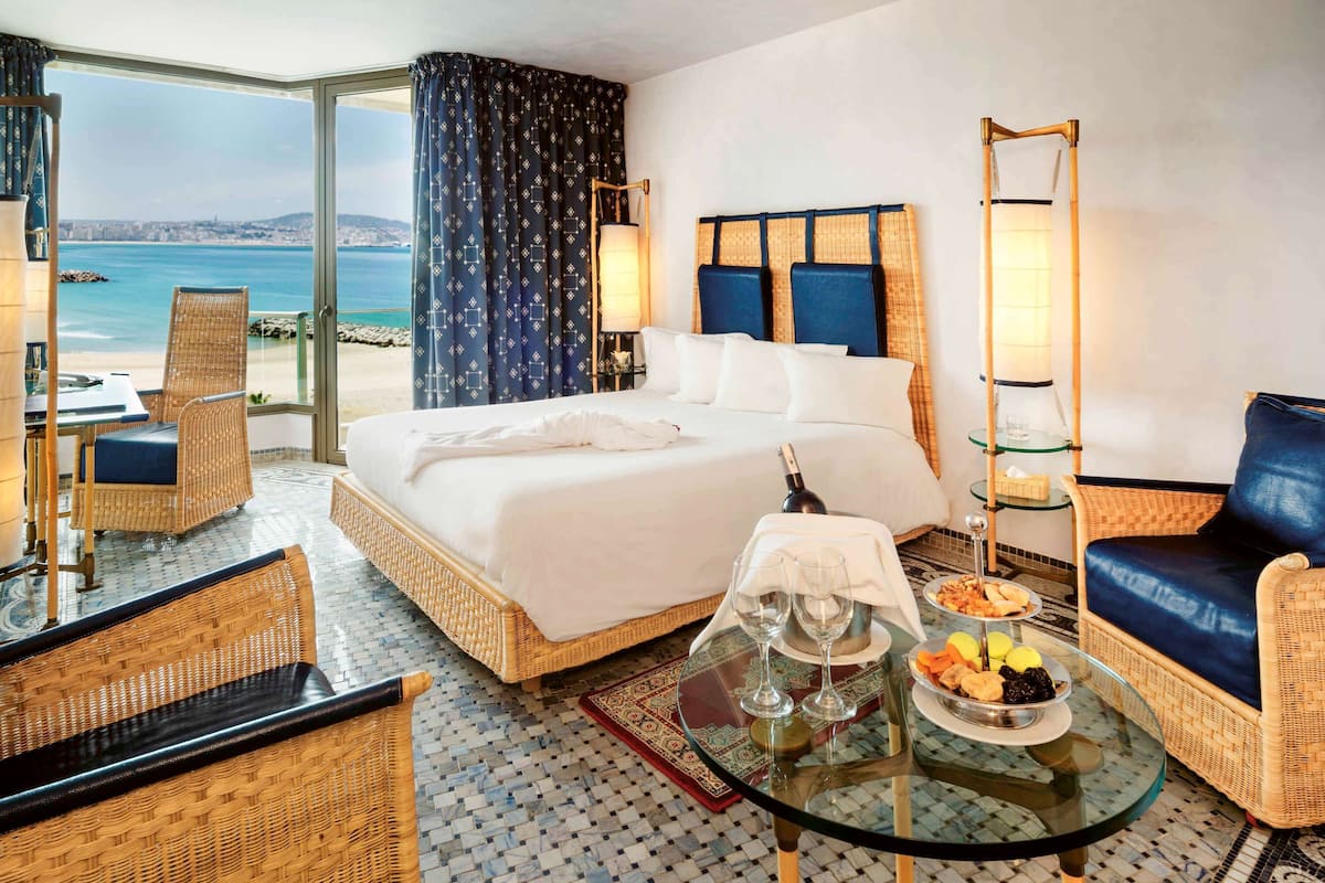 1 bilik tidur, bar mini, peti besi dalam bilik, meja