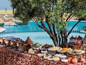 4 restaurants, servant le déjeuner et le dîner; cuisine internationale