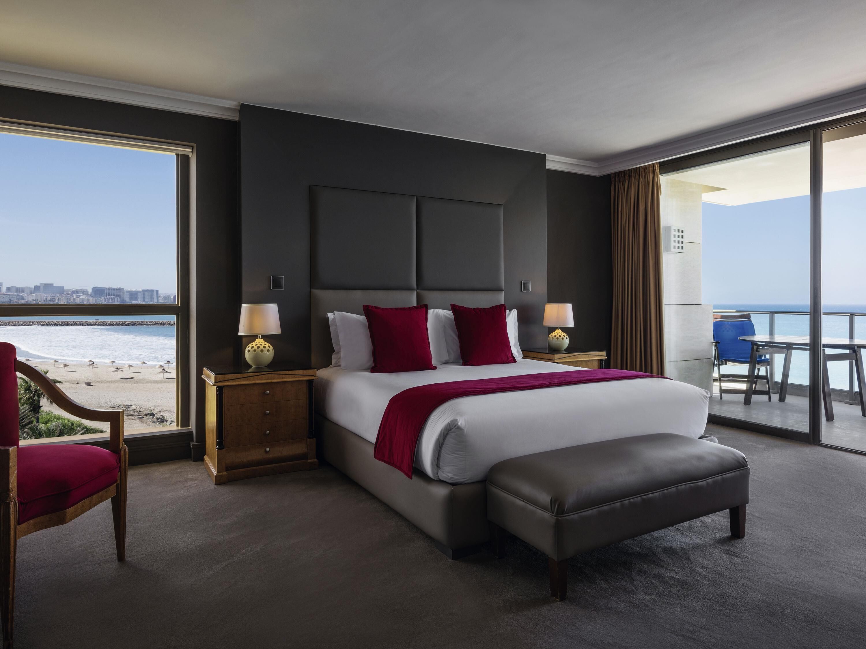 Suite presidencial, 1 cama de matrimonio grande, vistas al mar | Minibar, caja fuerte, escritorio y espacio para trabajar con un portátil