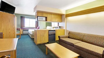 Suite studio, 1 grand lit, non-fumeur | Lit avec matelas à plateau-coussin, bureau, rideaux d’obscurcissement