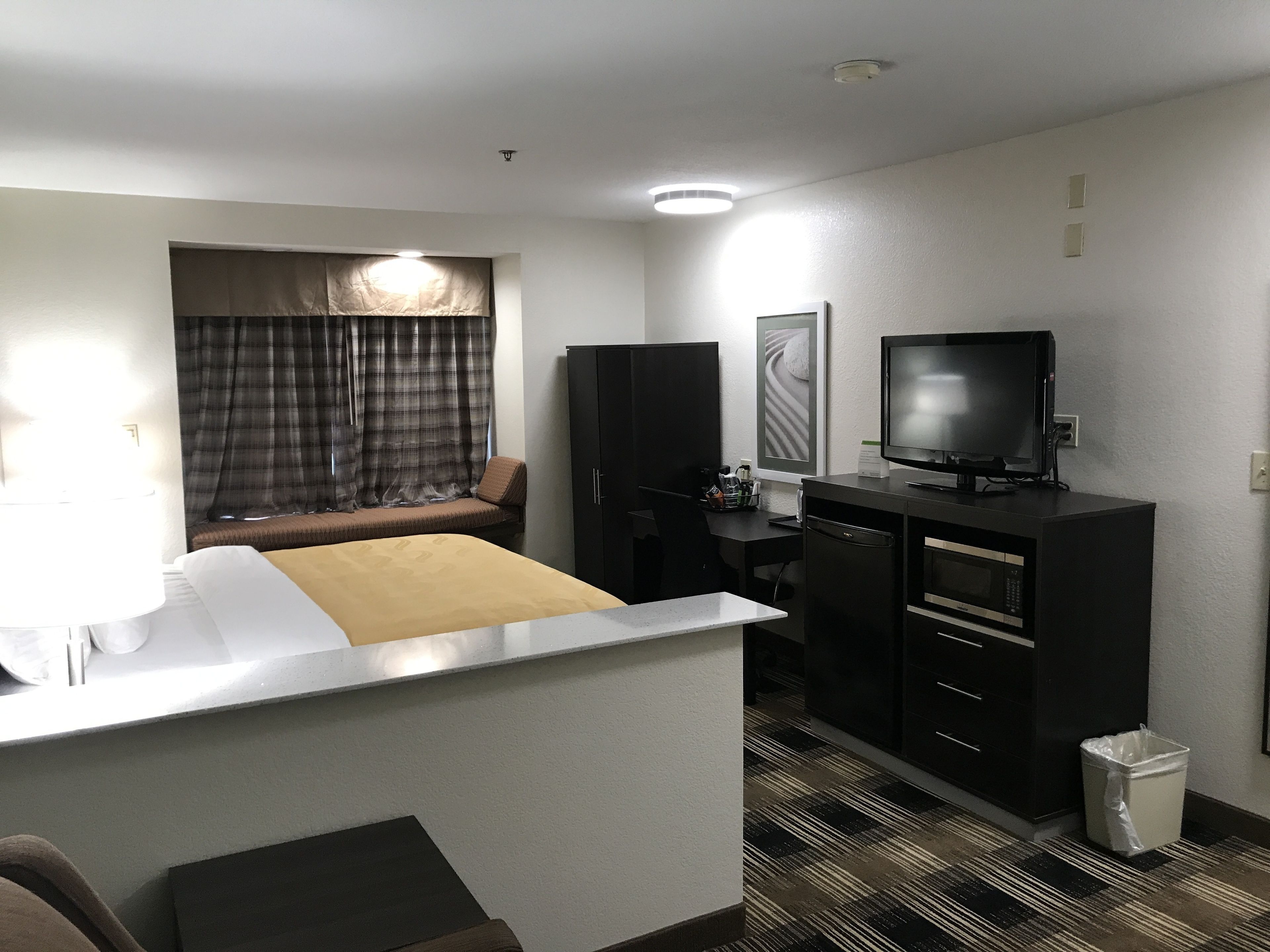 Phòng Suite, 1 giường cỡ king, không hút thuốc | Bộ đồ giường cao cấp, bàn, màn/rèm cản sáng 