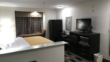 Phòng Suite, 1 giường cỡ king, không hút thuốc | Bộ đồ giường cao cấp, bàn, màn/rèm cản sáng