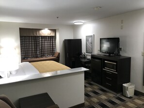 Premium bedding, desk, blackout drapes, iron/ironing board - Quality Inn & Suites Maggie Valley - Cherokee Area (Maggie Valley)