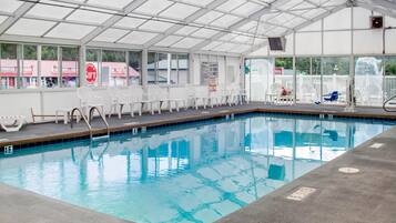 Alberca techada y camastros