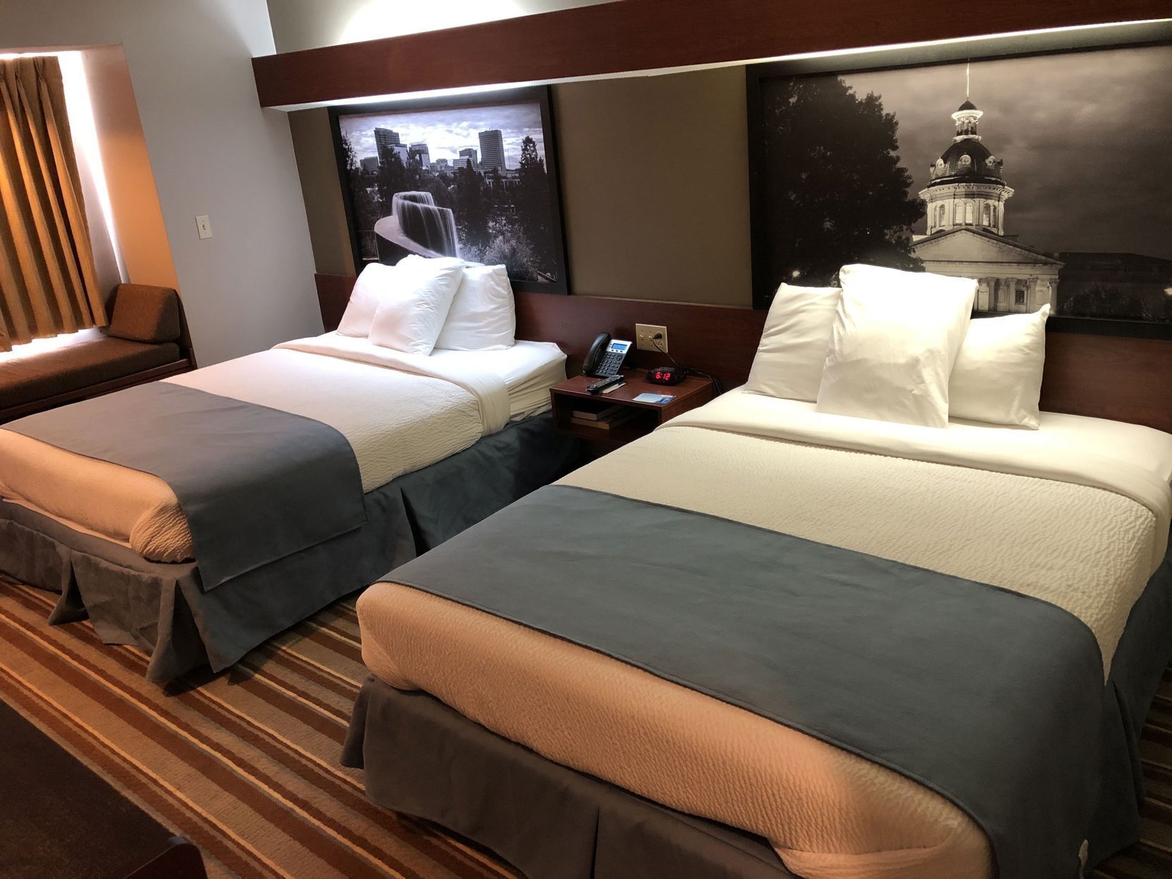 Escritorio, tabla de planchar con plancha, wifi gratis y ropa de cama 