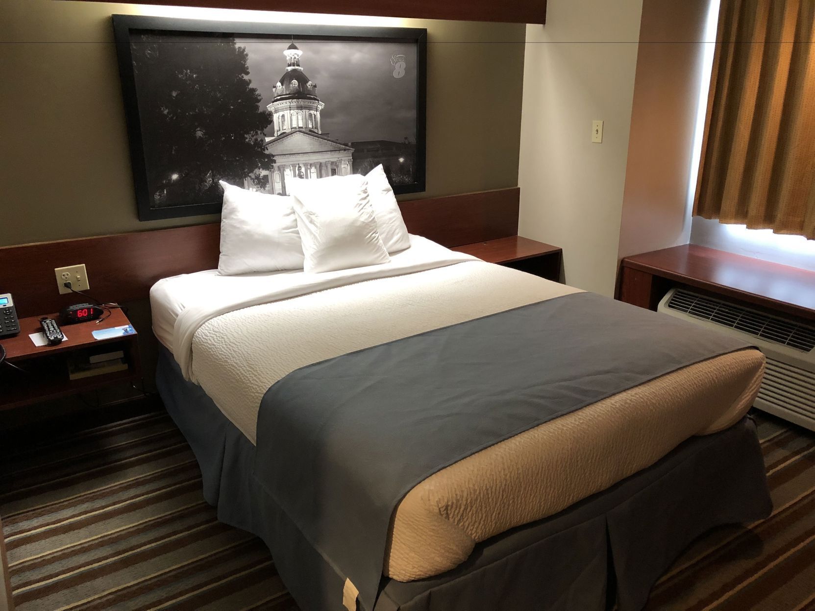 Escritorio, tabla de planchar con plancha, wifi gratis y ropa de cama 