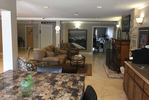 Lobby - Super 8 by Wyndham Harbison/Parkridge Hospital (Columbia)