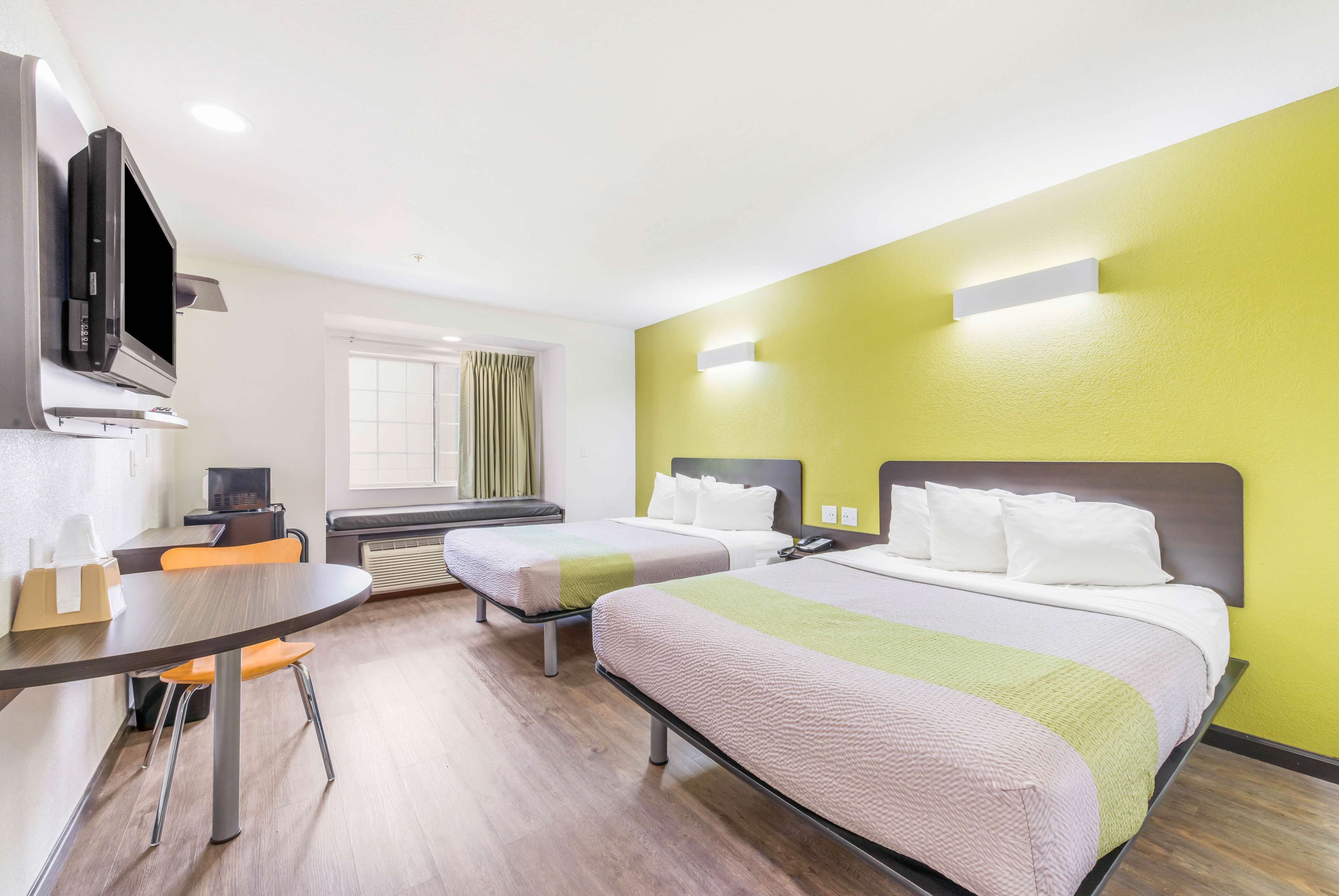 标准房, 2 张大床, 无烟房 | 办公桌、笔记本电脑工作区、遮光窗帘、免费 WiFi