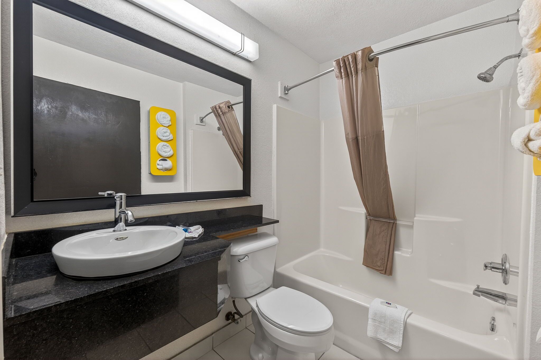 Deep soaking tub, free toiletries, towels