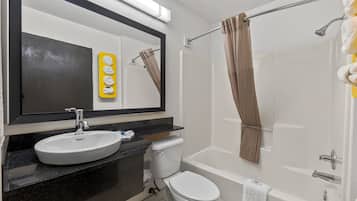 Deep soaking tub, free toiletries, towels