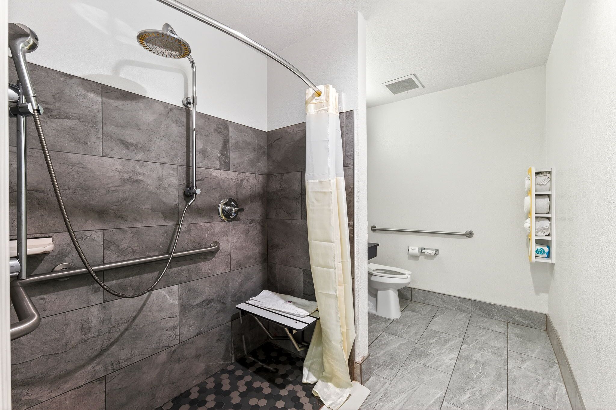 Standard Room, 1 King Bed, Accessible, Non Smoking | Bathroom | Deep soaking tub, free toiletries, towels