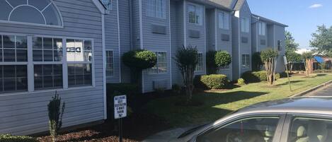 A residential building with a sign indicating guest registration and 10-minute parking.