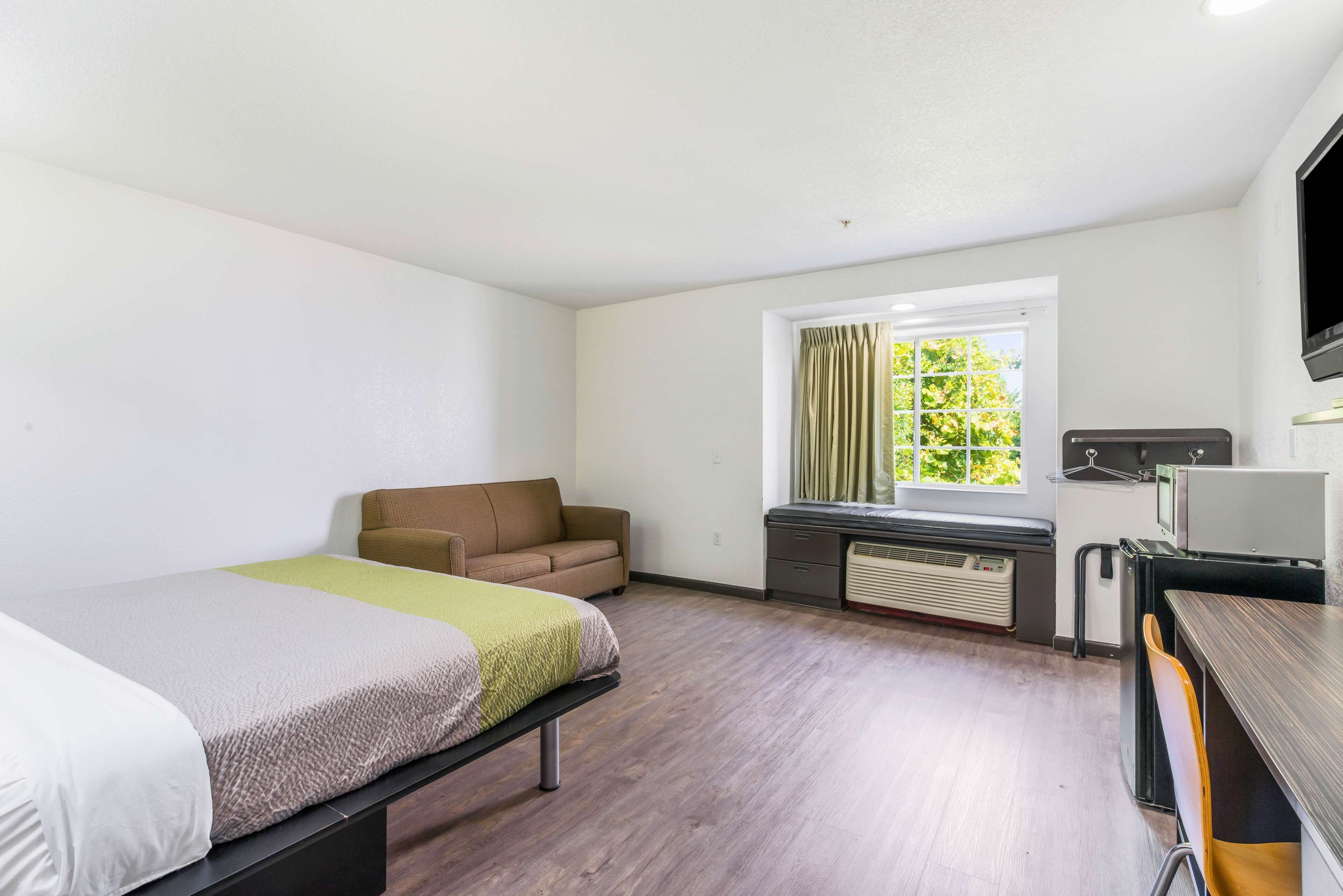 Skrivbord, arbetsyta för laptop, mörkläggningsgardiner och gratis wi-fi