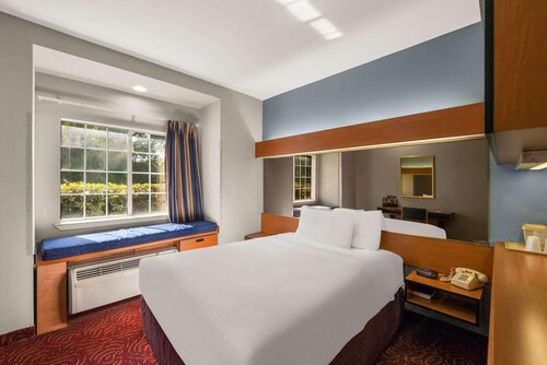 Econo Lodge Inn & Suites