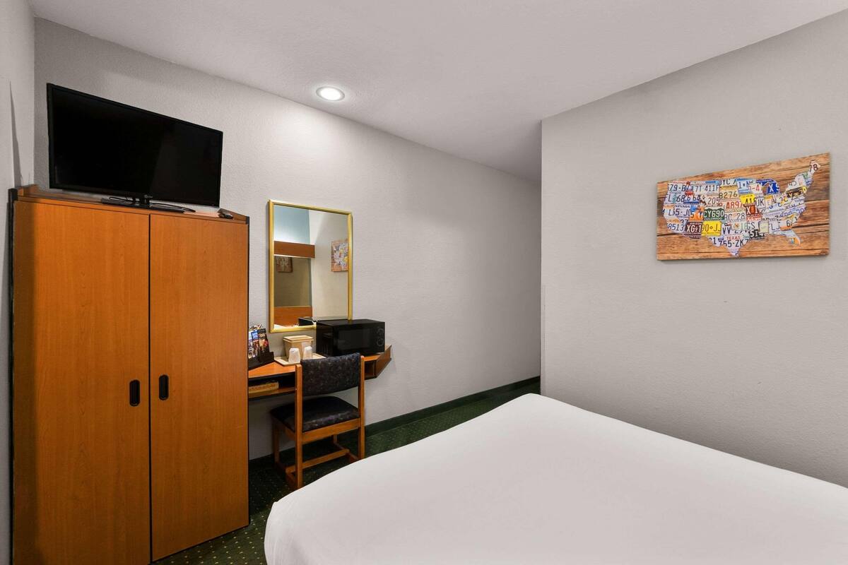 Desk, laptop workspace, iron/ironing board, free WiFi