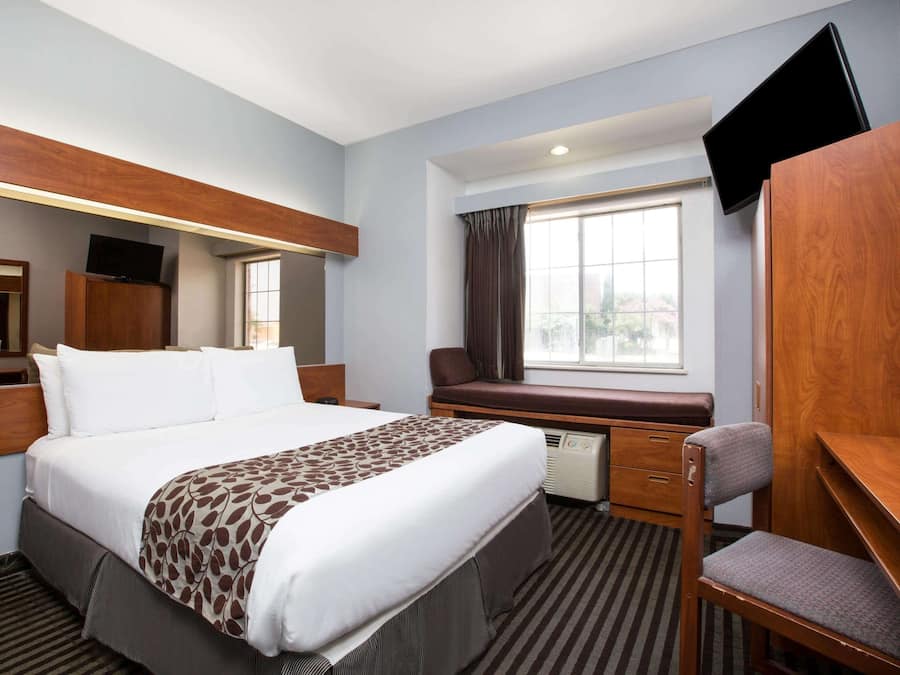 Skrivbord, arbetsyta för laptop och mörkläggningsgardiner