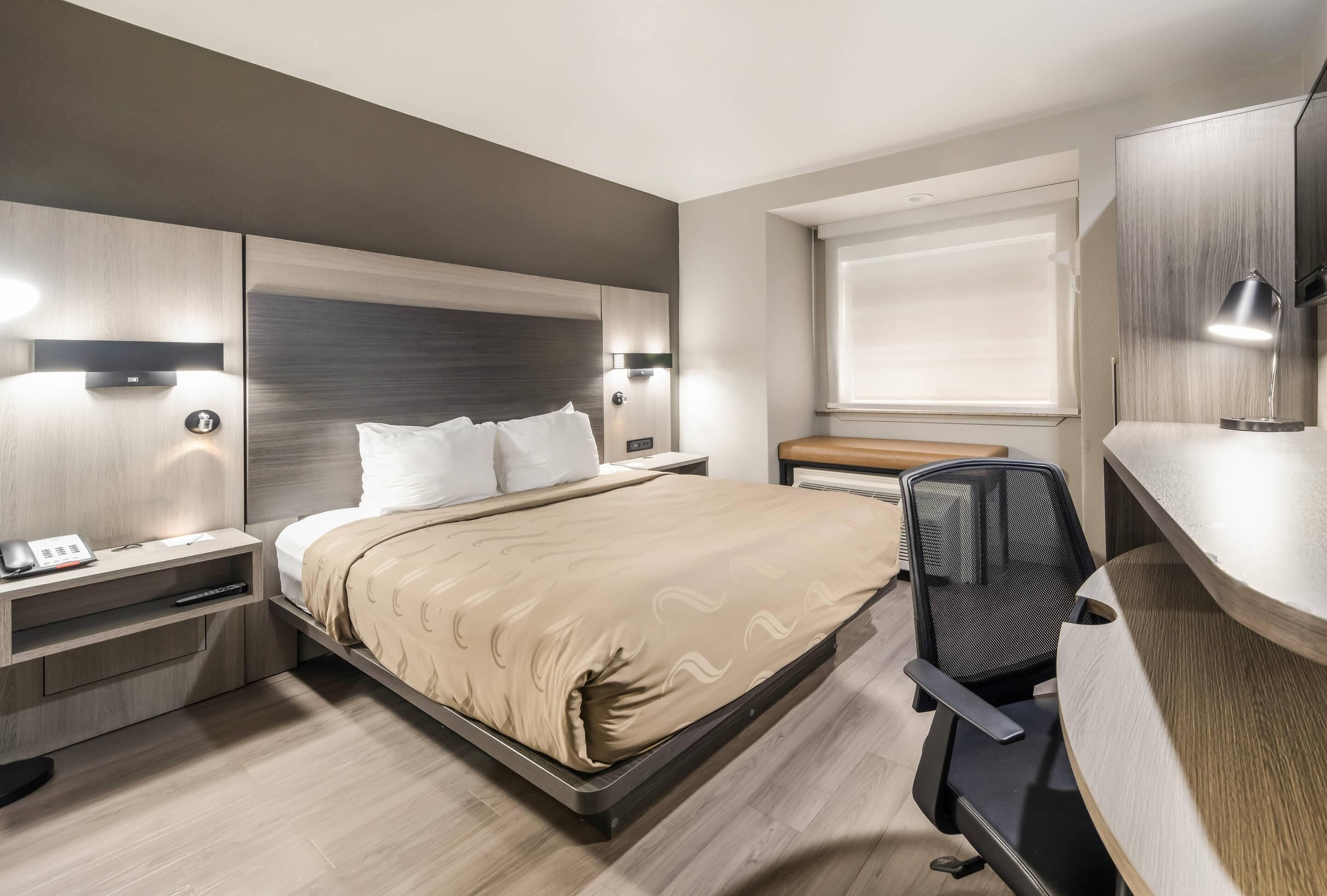 套房, 1 张特大床, 无烟房 | 羽绒被、办公桌、笔记本电脑工作区、免费婴儿床