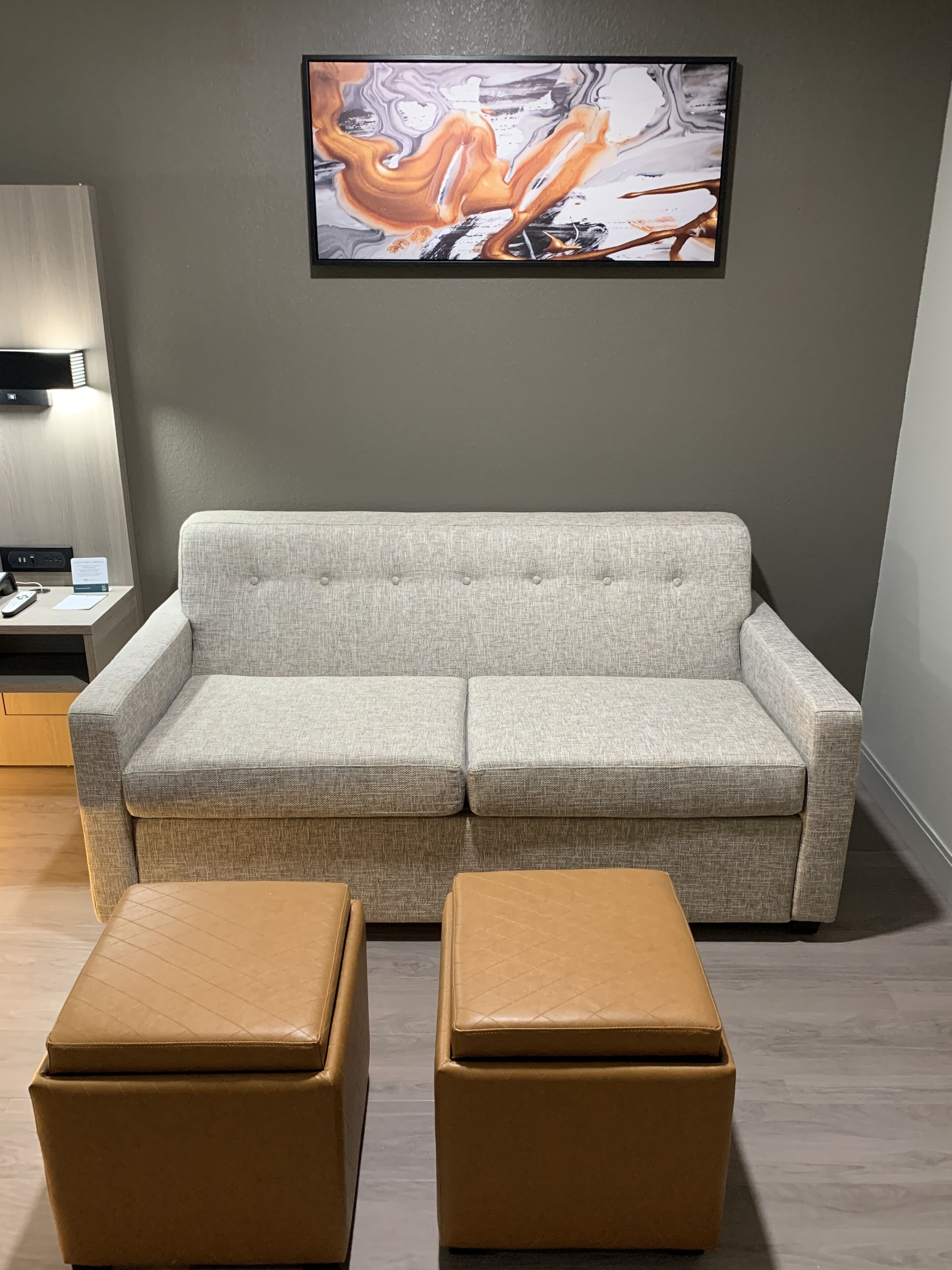 Edredón, escritorio, espacio para trabajar con laptop y cunas gratuitas 