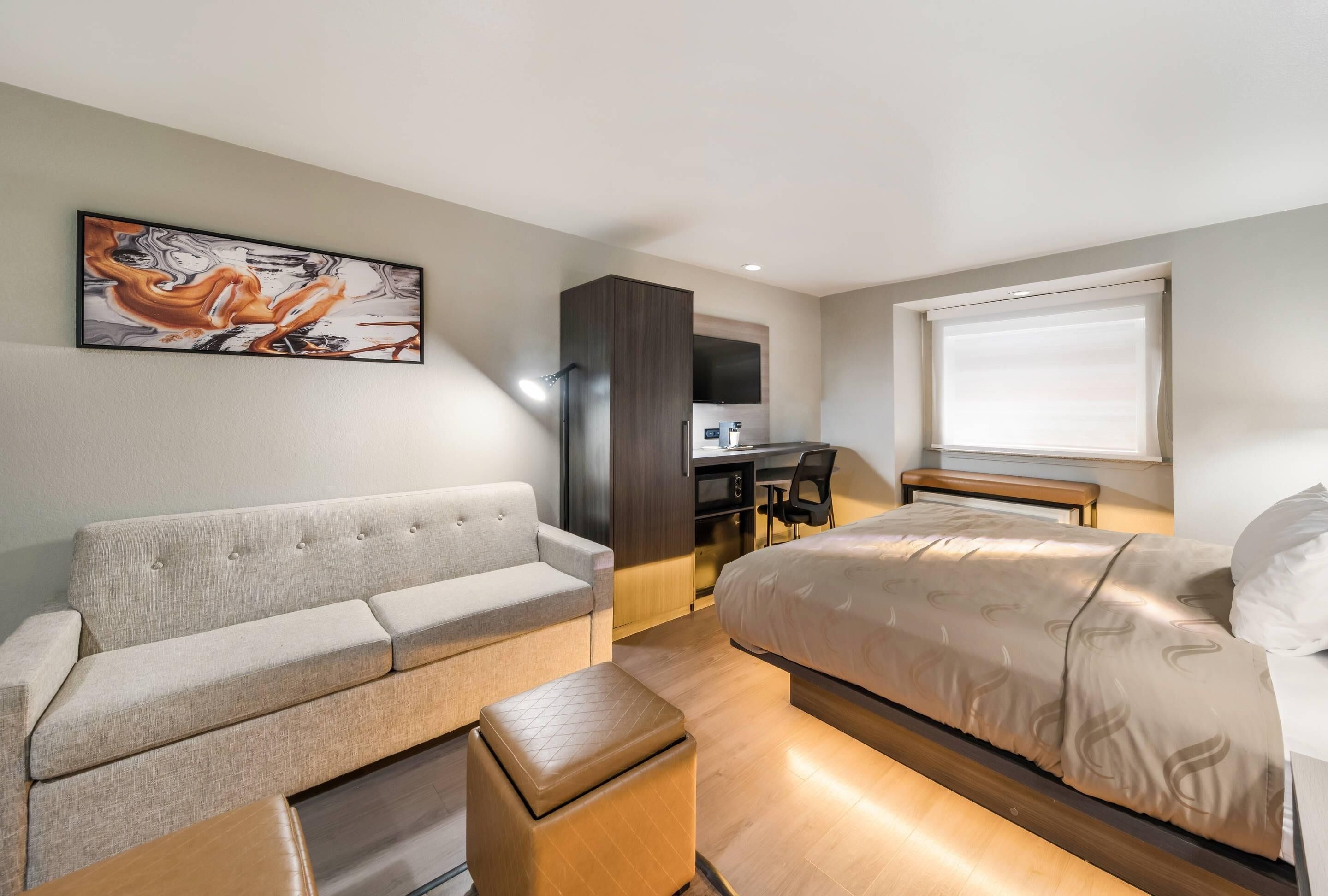 套房, 1 张特大床, 无烟房 | 羽绒被、办公桌、笔记本电脑工作区、免费婴儿床