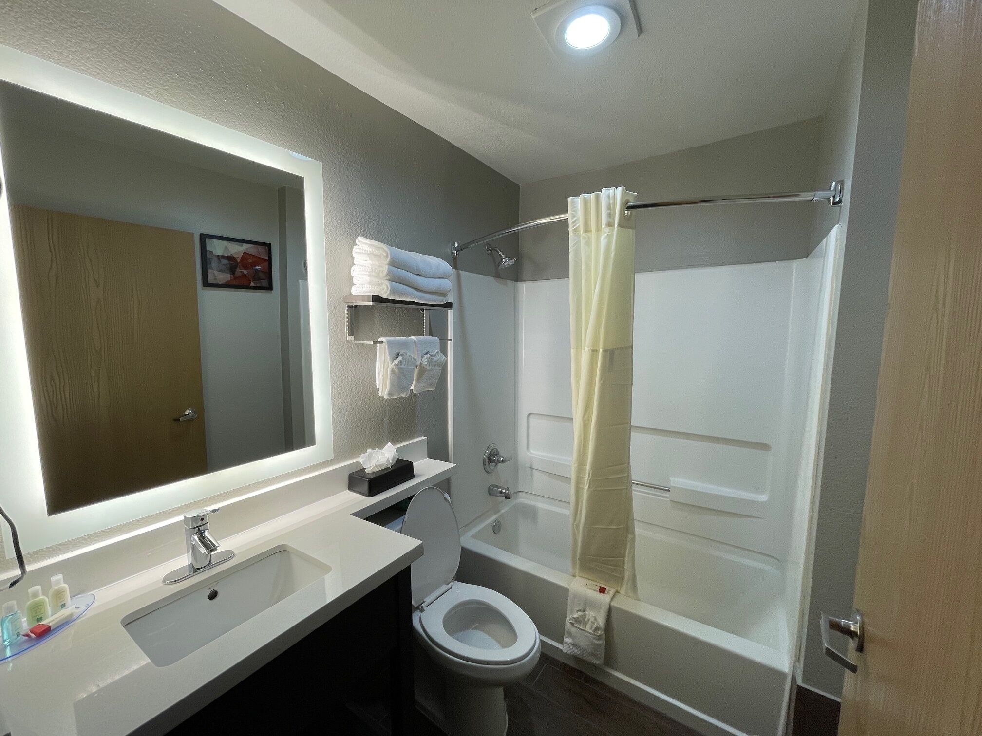 Een badkamer met een wastafel, toilet en bad.