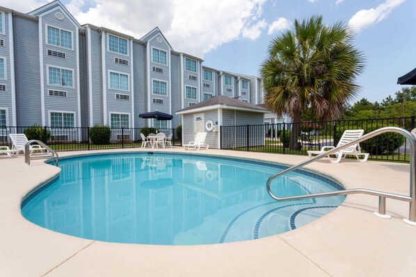 Outdoor pool, sun loungers - Microtel Inn & Suites by Wyndham Gulf Shores (Gulf Shores)