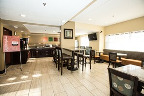 بوفيه فطور مجانًا يوميًا