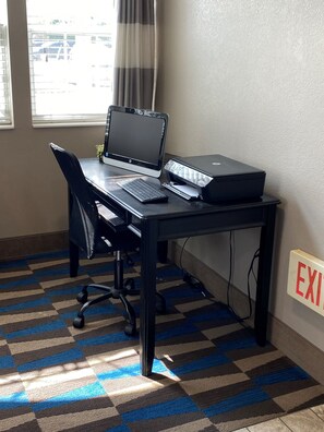 Business centre - Microtel Inn & Suites By Wyndham Clear Lake (Clear Lake)