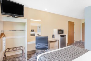 Chambre, 1 grand lit, accessible aux personnes à mobilité réduite, non-fumeur (Mobility) | Coffre-fort, bureau, fer et planche à repasser, lit de bébé (gratuit)