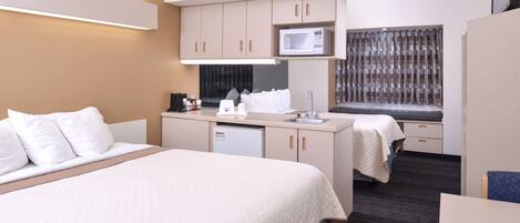 Suite, 2 letti queen, non fumatori | Una cassaforte in camera, una scrivania, tende oscuranti