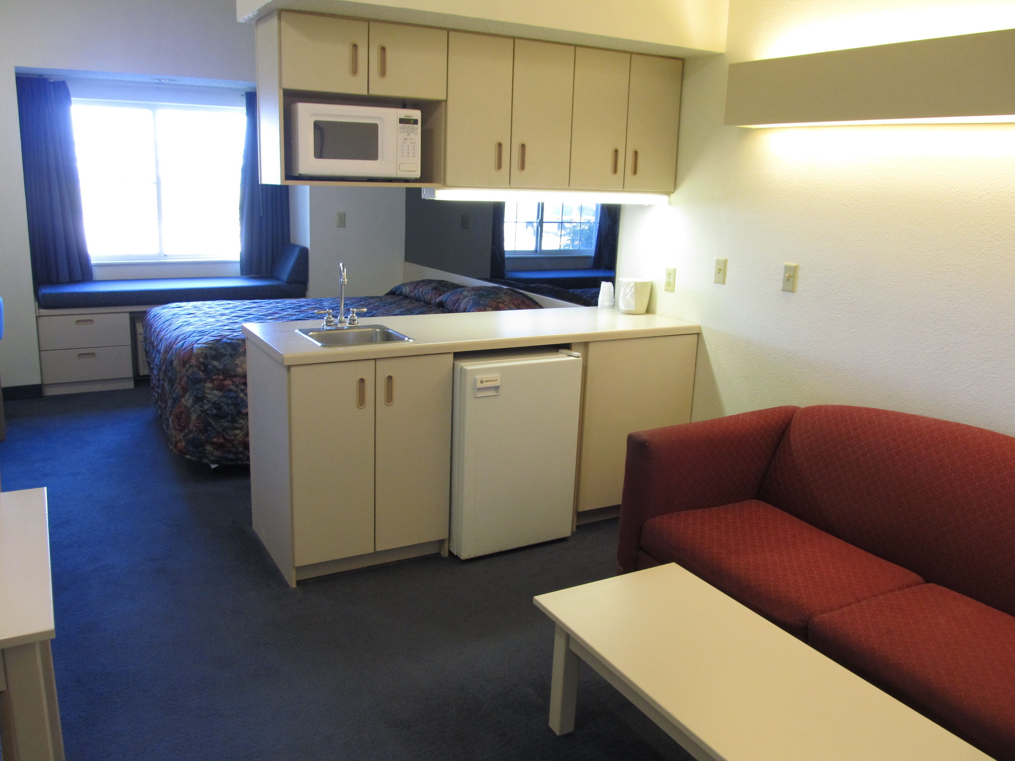 executive suite, 1 queen bed with sofa bed | living area | flat-screen tv