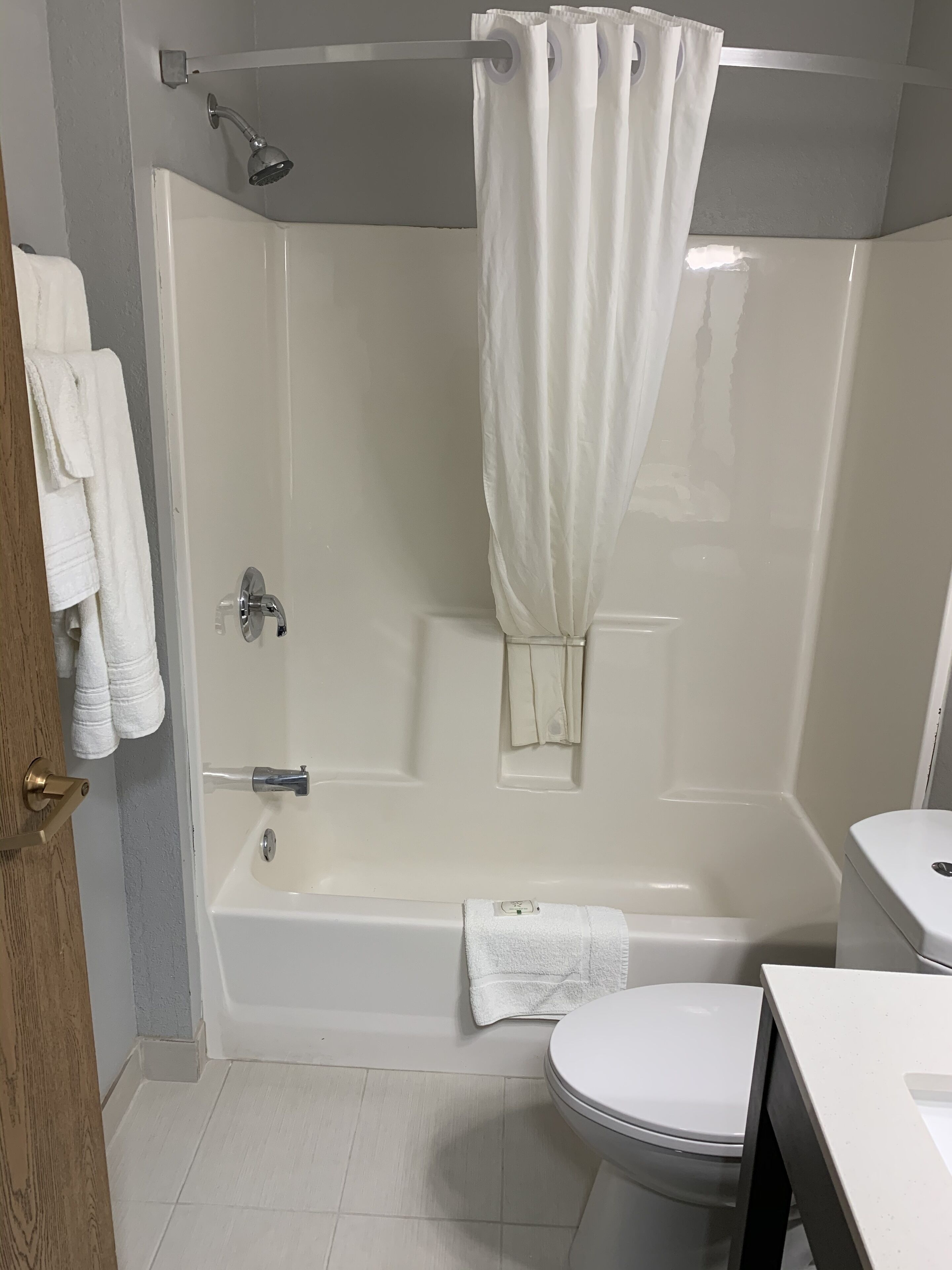 Un baño con ducha, inodoro y lavabo.