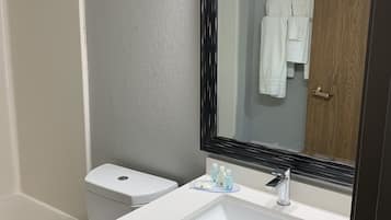 Combined shower/tub, hair dryer, towels