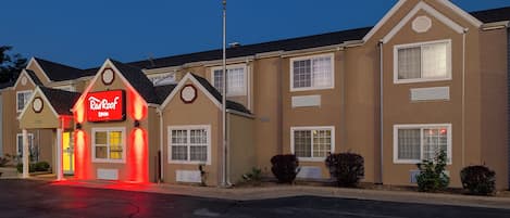 Ein Red Roof Inn mit traditioneller Architektur, mit zahlreichen Fenstern und einem gut beleuchteten Eingang.