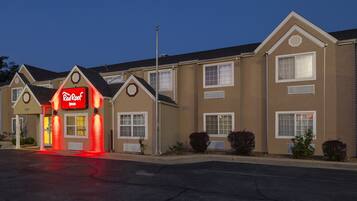 Fachada da propriedade à noite