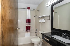 Combined shower/bathtub, free toiletries, hair dryer, towels