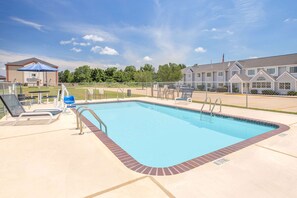 Seasonal outdoor pool, pool loungers