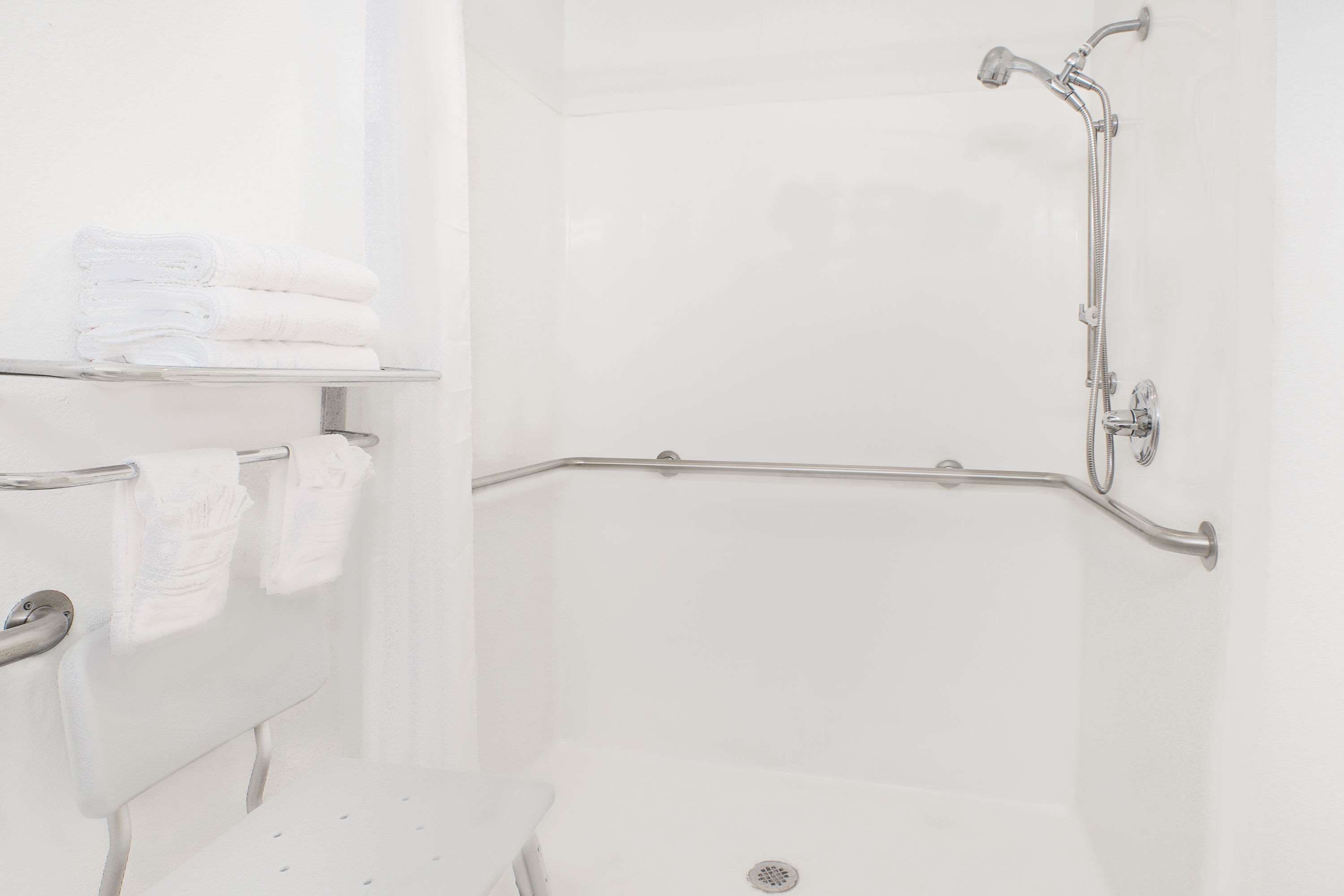 Un baño con ducha, inodoro y lavamanos.
