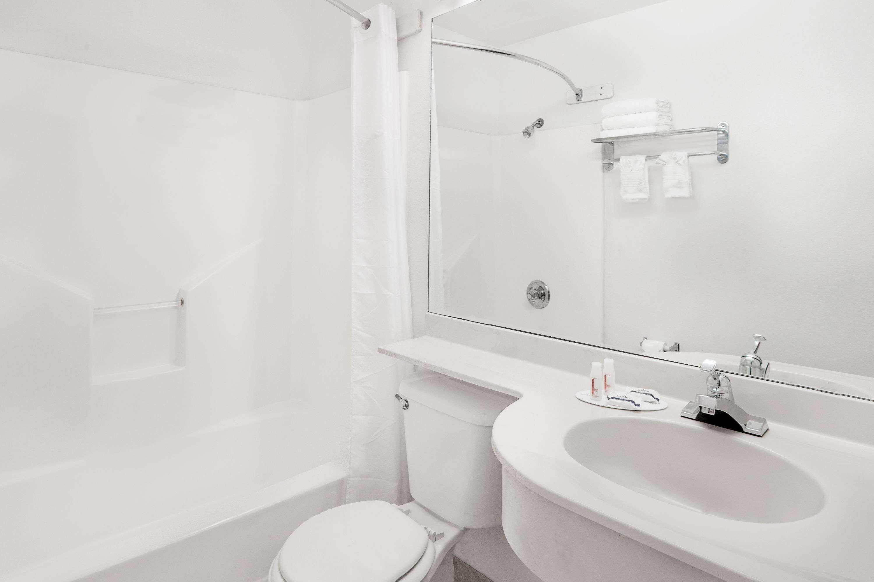Combined shower/bathtub, hair dryer, towels