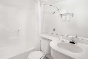Combined shower/tub, hair dryer, towels - Microtel Inn by Wyndham Broken Bow (Broken Bow)