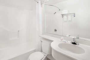 Bañera con ducha, secador de pelo, toallas