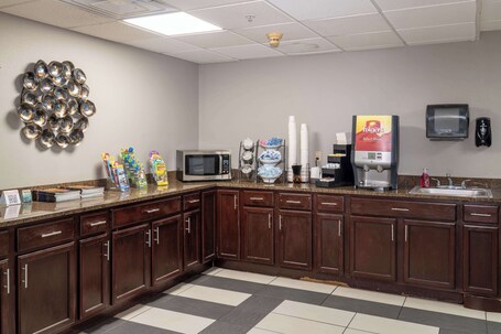 Microtel Inn Suites by Wyndham Pigeon Forge - Image 18