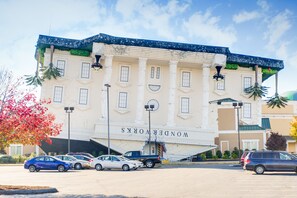 Theater show - Microtel Inn & Suites by Wyndham Pigeon Forge (Pigeon Forge)