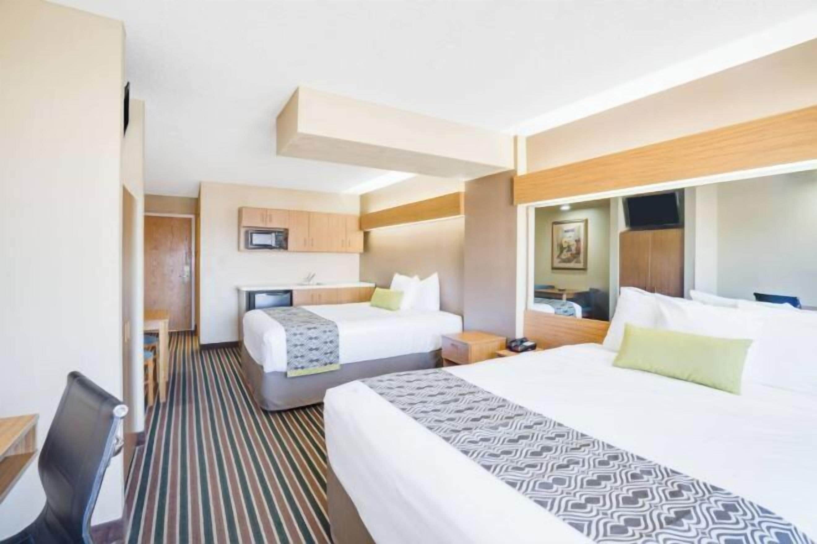 필로우탑 침대, 객실 내 금고, 책상, 노트북 작업 공간