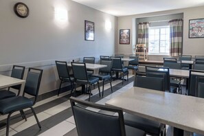 Free daily self-serve breakfast - Microtel Inn & Suites by Wyndham Pigeon Forge (Pigeon Forge)