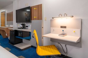 Suite monolocale, 1 letto king, accessibile ai disabili, non fumatori (Mobility) | 1 camera, materassi a doppio strato, una cassaforte in camera