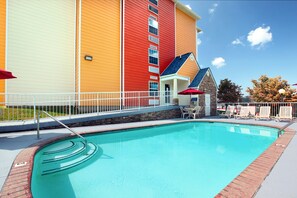 Seasonal outdoor pool - Microtel Inn & Suites by Wyndham Pigeon Forge (Pigeon Forge)